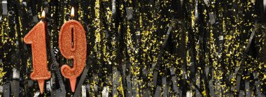 Işıltılı arka planda kırmızı doğum günü mumları yakmak, 19 numara. Pankart. Boşluğu kopyala