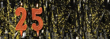 Işıltılı arka planda kırmızı doğum günü mumları yakmak, 25 numara. Pankart. Boşluğu kopyala