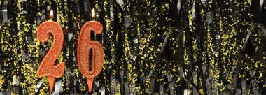 Işıltılı arka planda kırmızı doğum günü mumları yakmak, 26 numara. Pankart. Boşluğu kopyala