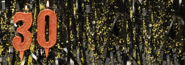 Gösterişli arka planda kırmızı doğum günü mumları yakmak, 30 numara. Pankart. Boşluğu kopyala