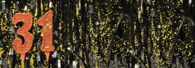 Gösterişli arka planda kırmızı doğum günü mumları yakmak, 31 numara. Pankart. Boşluğu kopyala