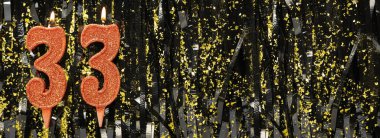Simli arka planda kırmızı doğum günü mumları yakmak, 33 numara. Pankart. Boşluğu kopyala