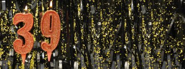 Simli arka planda kırmızı doğum günü mumları yakmak, 39 numara. Pankart. Boşluğu kopyala