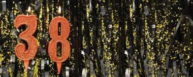 Gösterişli arka planda kırmızı doğum günü mumları yakmak, 38 numara. Pankart. Boşluğu kopyala