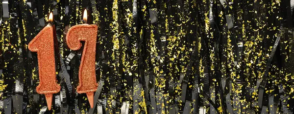 Işıltılı arka planda kırmızı doğum günü mumları yakmak, 17 numara. Pankart. Boşluğu kopyala