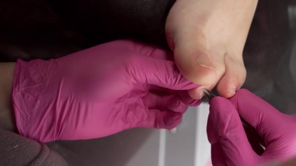 Ποδίατρος Κόβει Νύχια Των Ποδιών Κατά Διαδικασία Πεντικιούρ Επαγγελματικό Πεντικιούρ — Αρχείο Βίντεο