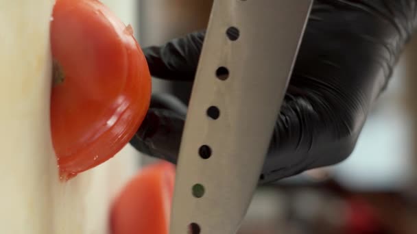 Chef Kok Handen Zwarte Handschoenen Snijden Een Sappige Rode Tomaat — Stockvideo