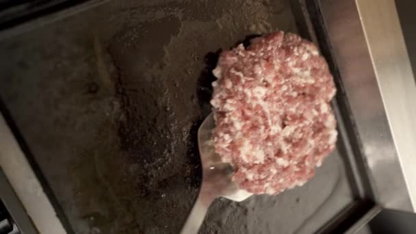 Bucătar Ținând Friptura Carne Mânerul Spatulei Aproape Gătit Carne Vită — Videoclip de stoc