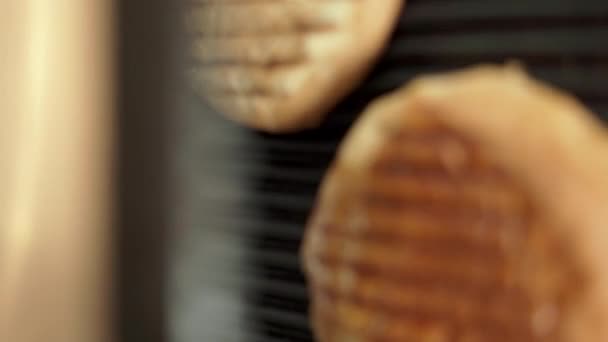 身穿黑色手套的厨师在电炉上烤汉堡包 侧视图 垂直视频 — 图库视频影像
