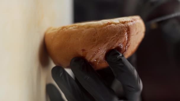 Chef Met Zwarte Handschoenen Die Broodjes Hamburger Snijden Close Concept — Stockvideo