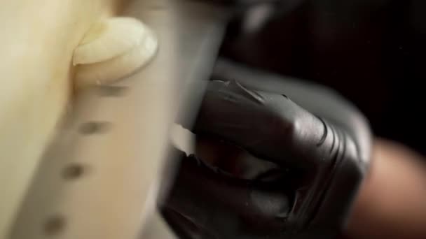 Aşçıların Ellerinin Soğan Dilimlediği Yakın Çekim Mutfak Arka Planına Göre — Stok video
