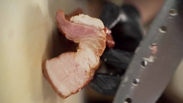 汉堡配料厨师们在切肉板上为汉堡包切咸肉的特写镜头 复制空间 — 图库视频影像