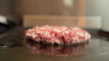 Hamburger için kıymalı ızgara et. Elektrikli ızgarada kızartma - bbq. Izgarada hamburgerler pişiyor. Yakın plan.