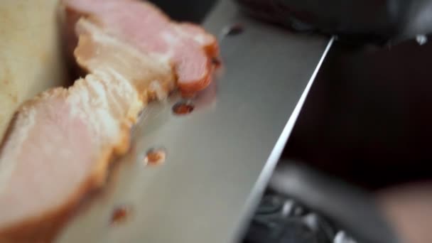 Ingrédients Pour Hamburgers Gros Plan Chef Qui Coupe Bacon Tranches — Video