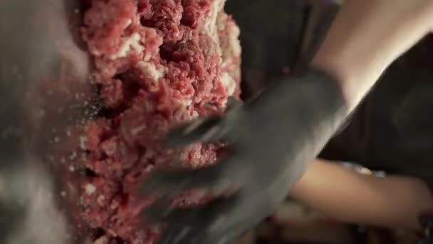 Sığır Burger Köftesi Pişirmek Için Doğranmış Taze Eti Yoğurmak Yakın — Stok video