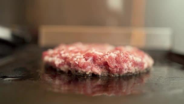 肉片烤肉做汉堡包 在电炉上点火 Bbq 烧烤炉在烤架上烹调 后续行动 — 图库视频影像