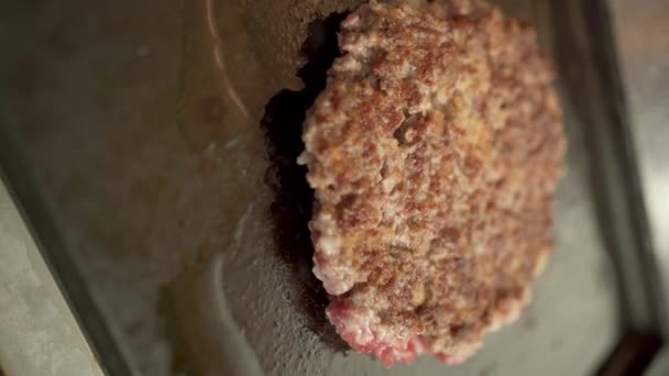 Izgarada Bifteği Yakın Plan Biftek Domuz Köftesi Hamburger Için Çiğ — Stok video