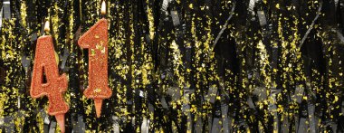 Simli arka planda kırmızı doğum günü mumları yakmak, 41 numara. Pankart. Boşluğu kopyala