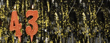 Gösterişli arka planda kırmızı doğum günü mumları yakmak, 43 numara. Pankart. Boşluğu kopyala