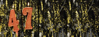 Simli arka planda kırmızı doğum günü mumları yakmak, 47 numara. Pankart. Boşluğu kopyala