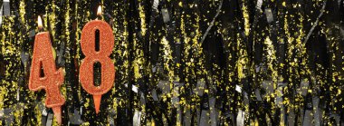 Gösterişli arka planda kırmızı doğum günü mumları yakmak, 48 numara. Pankart. Boşluğu kopyala