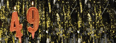 Simli arka planda kırmızı doğum günü mumları yakmak, 49 numara. Pankart. Boşluğu kopyala