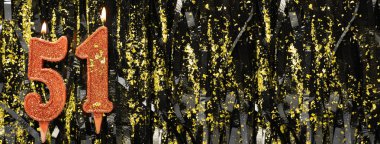 Gösterişli arka planda kırmızı doğum günü mumları yakmak, 51 numara. Pankart. Boşluğu kopyala