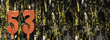 Gösterişli arka planda kırmızı doğum günü mumları yakmak, 53 numara. Pankart. Boşluğu kopyala