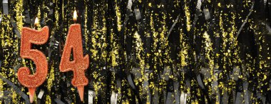 Gösterişli arka planda kırmızı doğum günü mumları yakmak, 54 numara. Pankart. Boşluğu kopyala