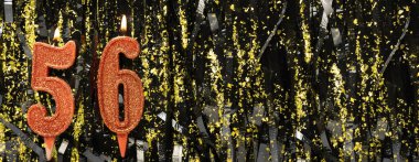 Gösterişli arka planda kırmızı doğum günü mumları yakmak, 56 numara. Pankart. Boşluğu kopyala