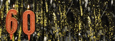 Işıltılı arka planda kırmızı doğum günü mumları yakmak, 60 numara. Pankart. Boşluğu kopyala