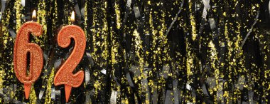 Gösterişli arka planda kırmızı doğum günü mumları yakmak, 62 numara. Pankart. Boşluğu kopyala