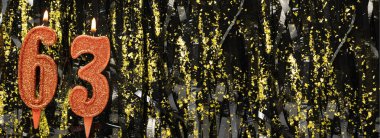 Gösterişli arka planda kırmızı doğum günü mumları yakmak, 63 numara. Pankart. Boşluğu kopyala