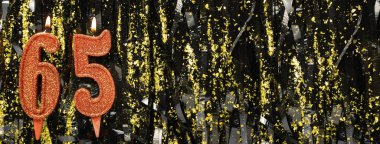 Gösterişli arka planda kırmızı doğum günü mumları yakmak, 65 numara. Pankart. Boşluğu kopyala