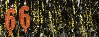Gösterişli arka planda kırmızı doğum günü mumları yakmak, 66 numara. Pankart. Boşluğu kopyala
