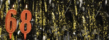 Gösterişli arka planda kırmızı doğum günü mumları yakmak, 68 numara. Pankart. Boşluğu kopyala