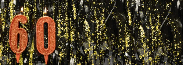 Işıltılı arka planda kırmızı doğum günü mumları yakmak, 60 numara. Pankart. Boşluğu kopyala
