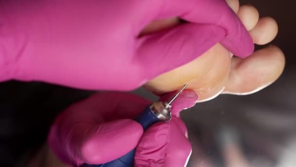 Procedura Pedicure Hardware Primo Piano Chiropodista Peeling Piedi Cliente Femminile — Video Stock