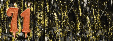 Gösterişli arka planda kırmızı doğum günü mumları yakmak, 71 numara. Pankart. Boşluğu kopyala