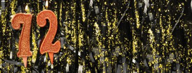 Gösterişli arka planda kırmızı doğum günü mumları yakmak, 71 numara. Pankart. Boşluğu kopyala