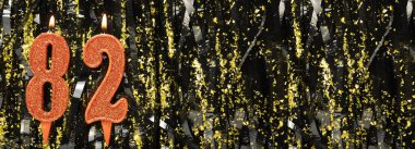 Simli arka planda kırmızı doğum günü mumları yakmak, 82 numara. Pankart. Boşluğu kopyala