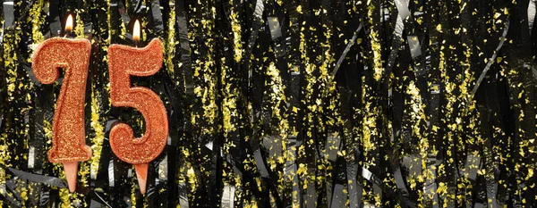 Işıltılı arka planda kırmızı doğum günü mumları yakmak, 75 numara. Pankart. Boşluğu kopyala