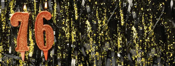 Işıltılı arka planda kırmızı doğum günü mumları yakmak, 76 numara. Pankart. Boşluğu kopyala