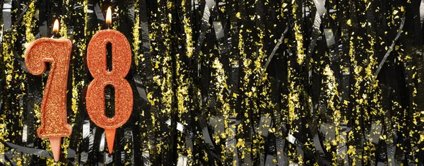 Işıltılı arka planda kırmızı doğum günü mumları yakmak, 78 numara. Pankart. Boşluğu kopyala