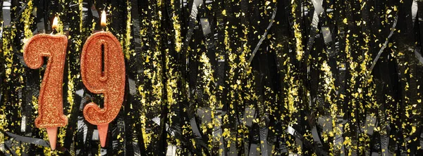 Simli arka planda kırmızı doğum günü mumları yakmak, 79 numara. Pankart. Boşluğu kopyala