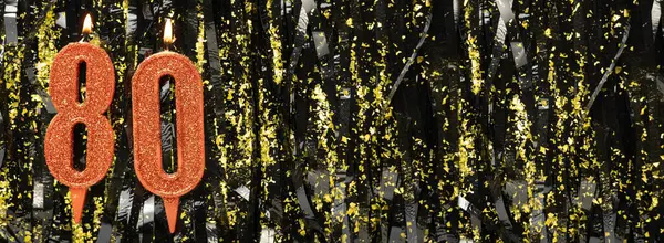 Işıltılı arka planda kırmızı doğum günü mumları yakmak, numara 80. Pankart. Boşluğu kopyala