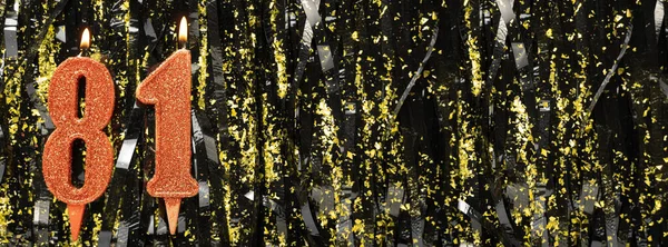 Gösterişli arka planda kırmızı doğum günü mumları yakmak, 81 numara. Pankart. Boşluğu kopyala