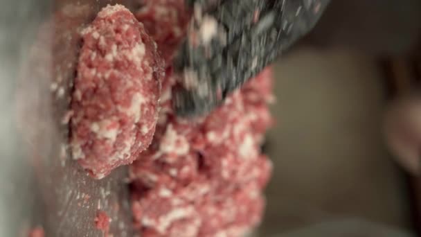 Nahaufnahme Des Chefs Bereitet Rindfleischpatty Restaurantbetrieb Fast Food Kochen Menü — Stockvideo