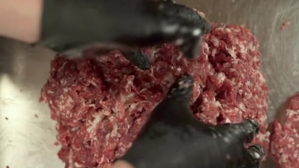 Szef Kuchni Przygotowuje Ślepaki Hamburgery Świeżego Mięsa Mielonego Film Promocyjny — Wideo stockowe