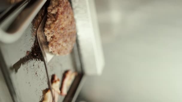 Gotowanie Bekonu Wołowiny Wieprzowiny Hamburgera Mięso Pieczone Kuchni Restauracyjnej Zwolnij — Wideo stockowe